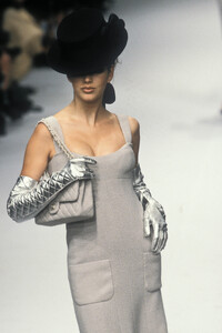 1701493129_Chanel1995HauteCouture152.thumb.jpg.d4882acfe91cd27e2cfafd13927054fc.jpg