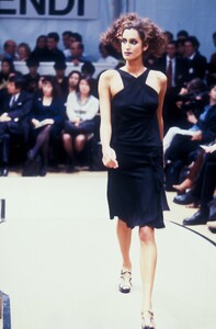 1713059351_Fendi1997WomenRTW65.thumb.jpg.9ef017b36c03eb30e90e21f37e2f3e6b.jpg