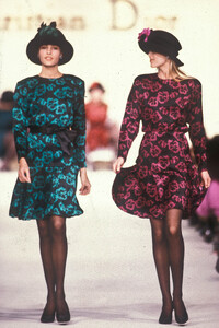 1897321249_ChristianDior1987WomenRTW63.thumb.jpg.7b3ff3a6d9590f1097faa022a843ca50.jpg