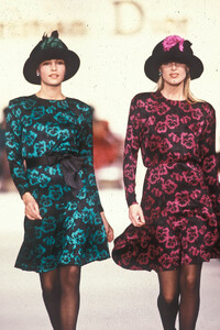 1938284548_ChristianDior1987WomenRTW64.thumb.jpg.771a56335c0822b8e5cd11a6db9a4ab3.jpg