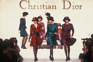 2074212404_ChristianDior1987WomenRTW62.thumb.jpg.9e4f9044e17a3ebeb1da2b5787235ac1.jpg