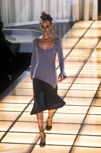 2120303843_Versace1997WomenRTW14.thumb.jpg.3069e6d5f35820a1b30832183ea57178.jpg