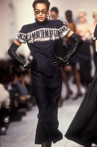 2127283854_KarlLagerfeld1987WomenRTW46.thumb.jpg.220eae9df1c66c148f8f66135e1d9b94.jpg