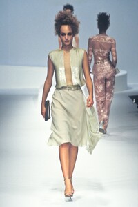 233626721_Valentino1997WomenRTW28.thumb.jpg.c111cdc9781d95257eb3e6bad1ce0e9b.jpg
