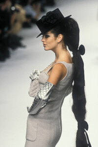 247195138_Chanel1995HauteCouture153.thumb.jpg.da04ba9f9ca60ebc126f507d7b069b0c.jpg