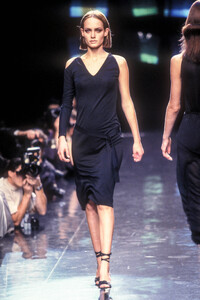 301047517_VersusbyDonatella1997WomenRTW75.thumb.jpg.6609890afb3b5586e19c39d113824f84.jpg