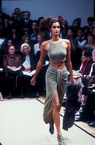 308816871_Fendi1997WomenRTW33.thumb.jpg.9aa130d8c013a05ab4244026f9cc28b9.jpg
