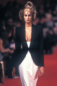 40225573_Givenchy1997WomenRTW44.thumb.jpg.91ad128fd35c4a015df27cd577dd33cd.jpg