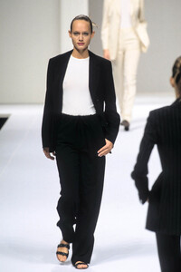 456178436_MaxMara1998WomenRTW69.thumb.jpg.31f120e2b03eaad4d00982eaec944c00.jpg