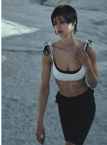 Harper s Bazaar UK 07.08 2022 b-page-012.jpg