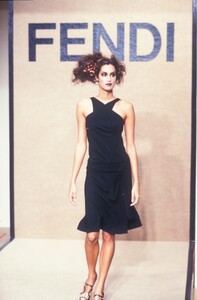 587040253_Fendi1997WomenRTW64.thumb.jpg.d3565c878a07826614aaf4d8d0c34d0b.jpg