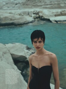 Harper s Bazaar UK 07.08 2022 b-page-015.jpg