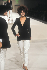 892946318_Chanel1997WomenRTW15.thumb.jpg.e1d3cb55f32ebce2291bd5b40bdef3ce.jpg