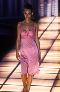 918555136_Versace1997WomenRTW106.thumb.jpg.5005c58cdfbaa562387d9fde2157f842.jpg