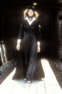 965124170_YohjiYamamoto1997WomenRTW59.thumb.jpg.0419860600b270154b0e0d530b13db48.jpg