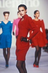 977582495_Valentino1987WomenRTW161.thumb.jpg.b9ccb3a518f07632fe0375c1ecdc3255.jpg