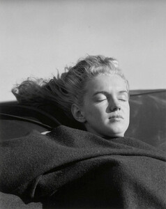 marilyn-monroe-malibu-beach-photoshoot-andre-de-dienes-4.jpg