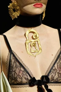 00035-schiaparelli-fall-2022-couture-details-credit-gorunway.thumb.webp.6004ed6ae5191292a039ac3a31d4eecb.webp