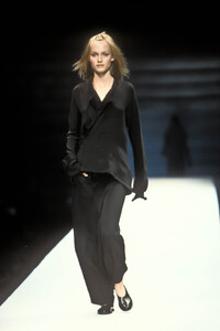 1115535063_YohjiYamamoto1996WomenRTW98.thumb.jpg.6fae5f5545eb5da349e4e62c3d29d7d6.jpg