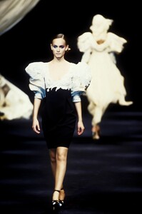 1256687064_ChristianDior1994HauteCouture138.thumb.jpg.37bed229809824177e0317dd61e8e645.jpg