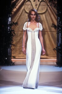 1266569041_Valentino1995HauteCouture79.thumb.jpg.3314a5b425c6b9e0970ea46f9be32d66.jpg