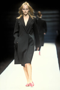1326462098_YohjiYamamoto1996WomenRTW94.thumb.jpg.bae39c9395d1451c03d99aab292fbf8f.jpg