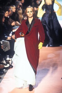 1343739278_JeanPaulGaultier1996WomenRTW9.thumb.jpg.a8ee670bed6e44c8469eacece2ebaea9.jpg