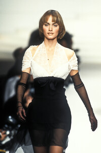 1577600937_Chanel1994HauteCouture175.thumb.jpg.295a740ac4d47cf32247ad75431474b7.jpg
