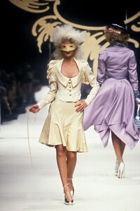 1603068264_VivienneWestwood1995WomenRTW29.thumb.jpg.441c149d82817a26c6e37fbf964409b3.jpg