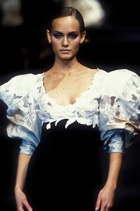 1623906640_ChristianDior1994HauteCouture141.thumb.jpg.aa4c5dc9db36f18c4b56a9034719ac29.jpg