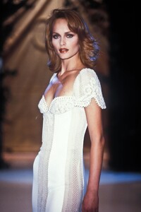 1635091606_Valentino1995HauteCouture80.thumb.jpg.ae40a8b68bae984c9b8b6a007b54b179.jpg