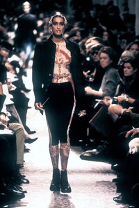 1681903694_JeanPaulGaultier1994WomenRTW24.thumb.jpg.d73590b34f3efb9a6fe0aeb423ca8bd4.jpg