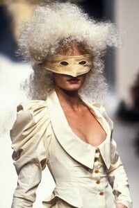 1781718472_VivienneWestwood1995WomenRTW31.thumb.jpg.a806b69b764a14e1b3d88e83339c8fa4.jpg