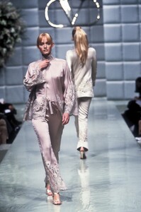 1798164492_Valentino1996HauteCouture90.thumb.jpg.9ad82886837356eba14c2fb9d1ed3643.jpg