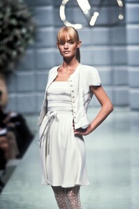 1818833124_Valentino1996HauteCouture32.thumb.jpg.42279ed7c66d010e31a9511e332ba0c9.jpg