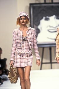 182287557_Chanel1994WomenRTW61.thumb.jpg.54033215249a76e589ce736cc990e760.jpg