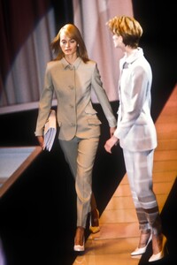 187917371_Versace1995WomenRTW1.thumb.jpg.d50f8622c8b4cbef51886517dc00f98b.jpg