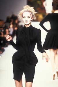 192486498_VivienneWestwood1995WomenRTW78.thumb.jpg.b11aca9e644c68963d36cb77b7c80ffd.jpg