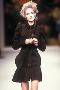 1950730772_VivienneWestwood1995WomenRTW125.thumb.jpg.30f3a2049ca14a89edfd3fb946713d7c.jpg