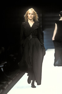 2013258820_YohjiYamamoto1996WomenRTW95.thumb.jpg.dce70b8cf545b9188764e02e0d1796a9.jpg