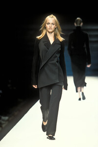 206315952_YohjiYamamoto1996WomenRTW41.thumb.jpg.1acb9be8bcb37e62e678a09408b40ccb.jpg
