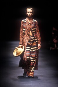 2071229146_SoniaRykiel1994WomenRTW53.thumb.jpg.0f8e496fbe433ed20cd5ec3a699dd807.jpg