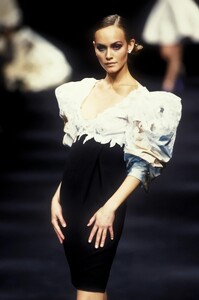 210443446_ChristianDior1994HauteCouture140.thumb.jpg.f69512caf8f14d906424adccdb1ac0ad.jpg