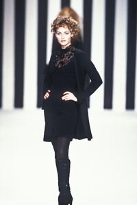 228792042_Valentino1994WomenFW111.thumb.jpg.364c14c1279f14c82e4a3617b6f37b1c.jpg