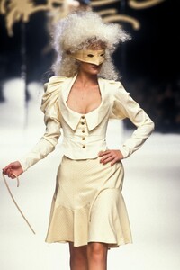 369994264_VivienneWestwood1995WomenRTW30.thumb.jpg.4cf9eca244cebd37311ab00439fd4ca2.jpg