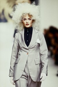 400694561_VivienneWestwood1995WomenRTW118.thumb.jpg.0115217b3fc4de209272db220716f15c.jpg