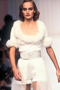 410452407_Valentino1995WomenRTW148.thumb.jpg.51ddbd4cc8544ca056ac313541df8d59.jpg