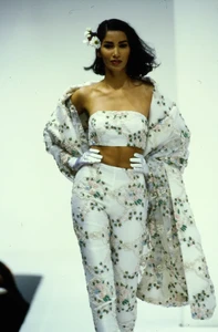 42-dolce-gabbana-spring-1992-ready-to-wear-details-CN10049237-gurmit-kaur.thumb.jpg.7ebe3ff86dec6471f38a2dc160501ab0.jpg