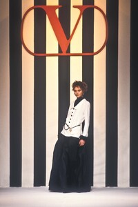 430461223_Valentino1994WomenFW140.thumb.jpg.1dd389b867caa32cea58c671a53bccba.jpg