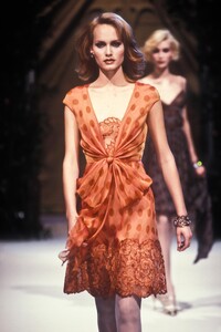 490561976_Valentino1995HauteCouture32.thumb.jpg.17be66bf1a1549046266a99639b358a7.jpg